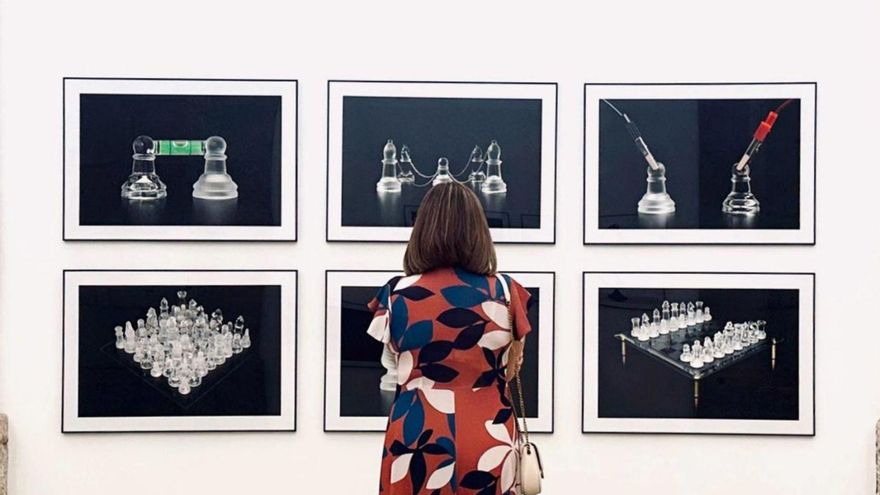 Una visitante contempla seis de las fotografías expuestas en «Inocentes» en Oporto.