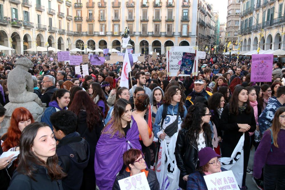 Multitudinària manifestació feminista a Girona