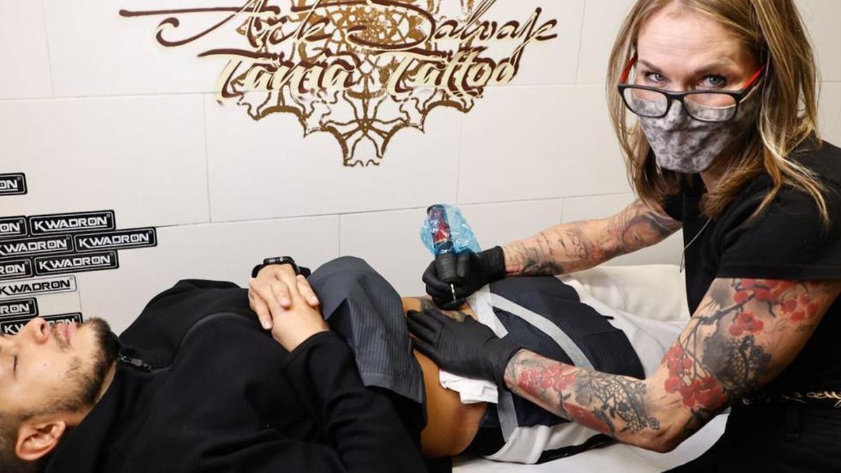 Tania Dmitrochenko, dueña de Arte Salvaje, tatuando a un cliente.
