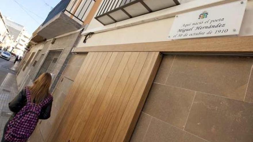 La Casa Natal de Miguel Hernández, en la calle Antonio Pinies, sigue cerrada desde su inauguración.