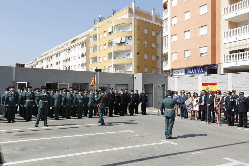 La Guardia Civil de la comarca celebra el día de su patrona en Torrevieja. Un grupo de vecinos se ha concentrado para dar su respaldo a las fuerzas de seguridad en Cataluña