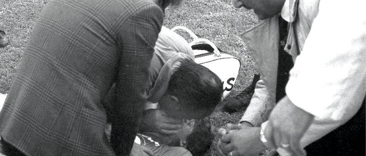 El jugador recibe el masaje cardiaco.