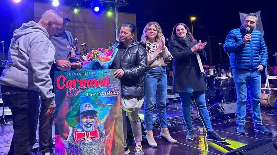 Juani Padilla entrega el cartel de ‘Tío Víctor’ a la familia. | | E.D.