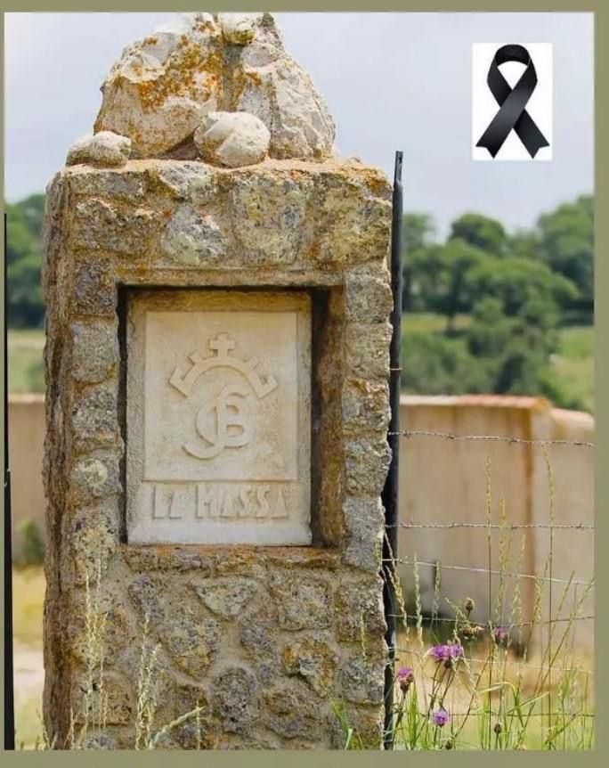 Entrada a la finca que incluye el emblema del hierro familiar que han compartido entidades taurinas para mostrar el duelo por la pérdida de Guillermo.