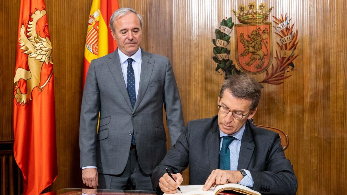 Alberto Núñez Feijóo ha firmado en el libro de oro del Ayuntamiento de Zaragoza, junto al alcalde, Jorge Azcón.