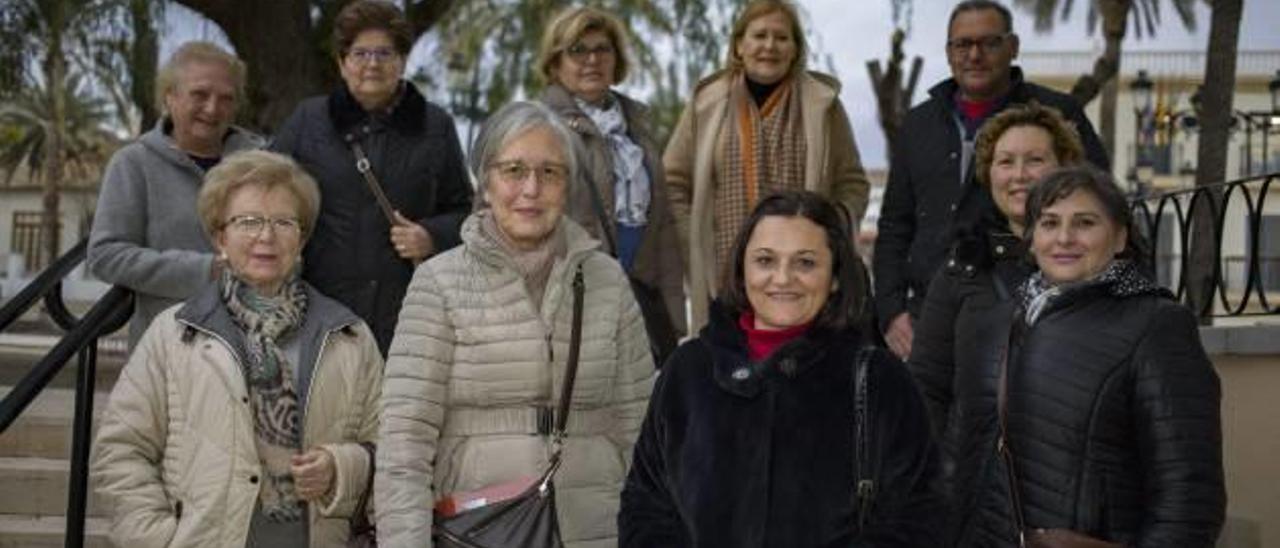 Integrantes del colectivo Dones de Rosa, en el Passeig de l&#039;Eixample de Aielo de Malferit.