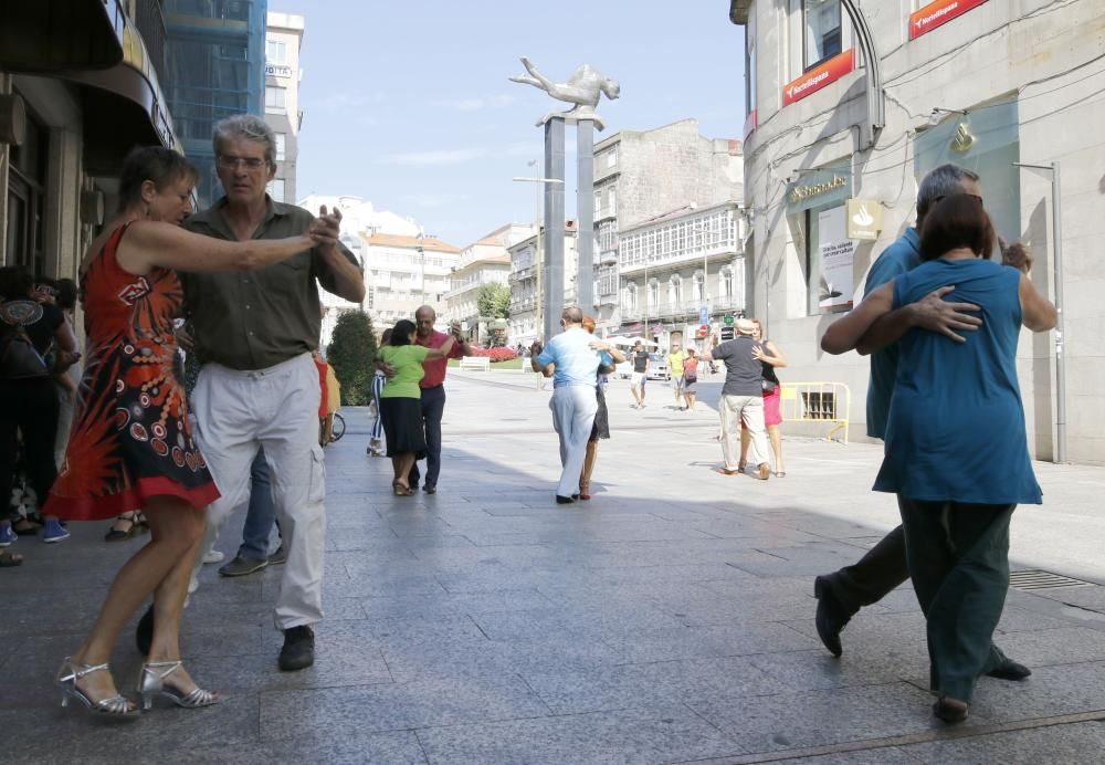 La calle Príncipe acoge el X Encuentro de Tango de Galicia en el que participaron 150 bailarines.