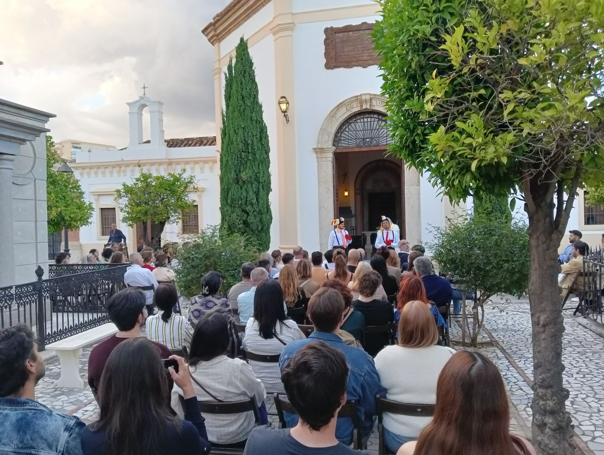El Cementerio Histórico San Miguel abre sus puertas al sorprendente mundo de Rafael Pérez Estrada con los Ángeles como elemento de unión. 