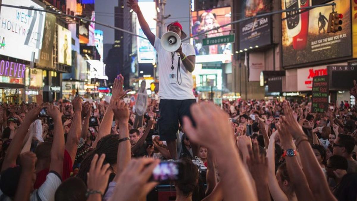 Cientos de personas protestan por la absolución de Zimmerman, el domingo en Times Square, en Nueva York.