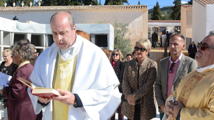 El momento de la bendición del columbario y del osario