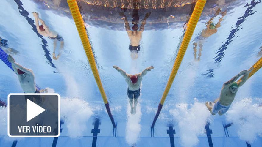 En el centro, el nadador británico Adam Peaty en la prueba del viernes.