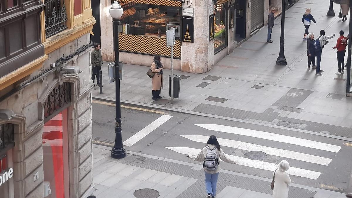 Uno de los implicados, a la derecha de la imagen, en plena discusión, esta mañana, en la calle Tomás Zarracina.
