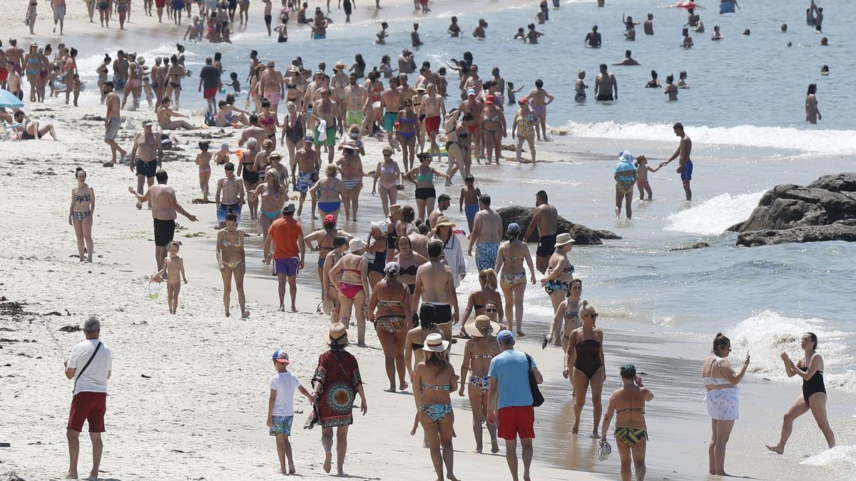 BAÑISTAS EN LA PLAYA DE SAMIL, EN VIGO.