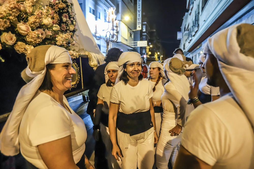 La imagen de María Santísima de la Victoria procesiona por primera vez en Torrevieja portada por 21 costaleros y costaleras