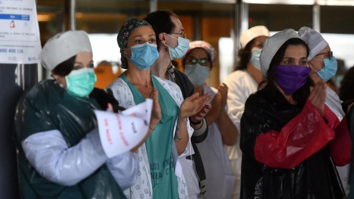 Personal sanitario del hospital Montecelo de Pontevedra durante la crisis del coronavirus. // Gustavo Santos