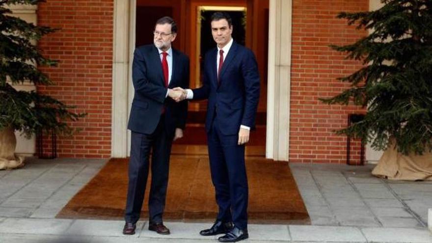 Rajoy y Sánchez, el pasado miércoles, antes de su encuentro en la Moncloa.