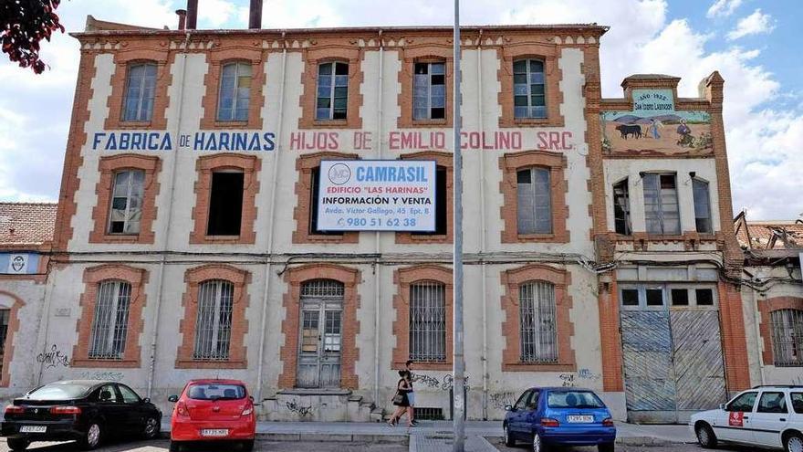 Edificio de la antigua harinera en la avenida de La Feria.