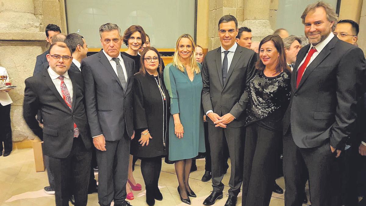 María Frontera, con Pedro Sánchez, Armengol y varios hoteleros en Fitur en 2019.