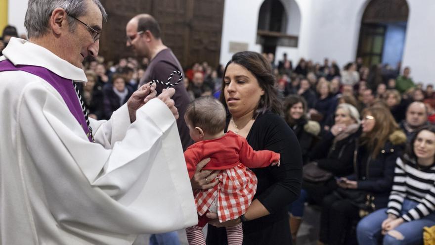 Tres cofradías de Zamora reciben a los nuevos hermanos y la Soledad acoge a los niños