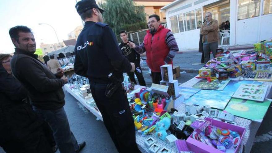 Una unidad del Cuerpo Nacional de Policía para evitar robos en los mercadillos en una imagen de archivo .