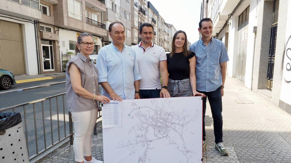 José Crespo y miembros de su gobierno posan con el mapa del nuevo callejero.