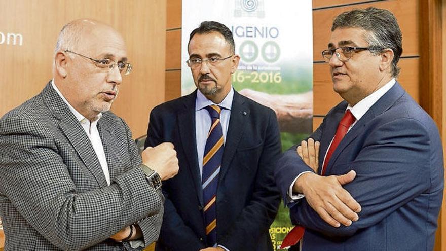 Antonio Morales, Jesús Monzón y Juan Díaz, junto al cartel del bicentenario de Ingenio.