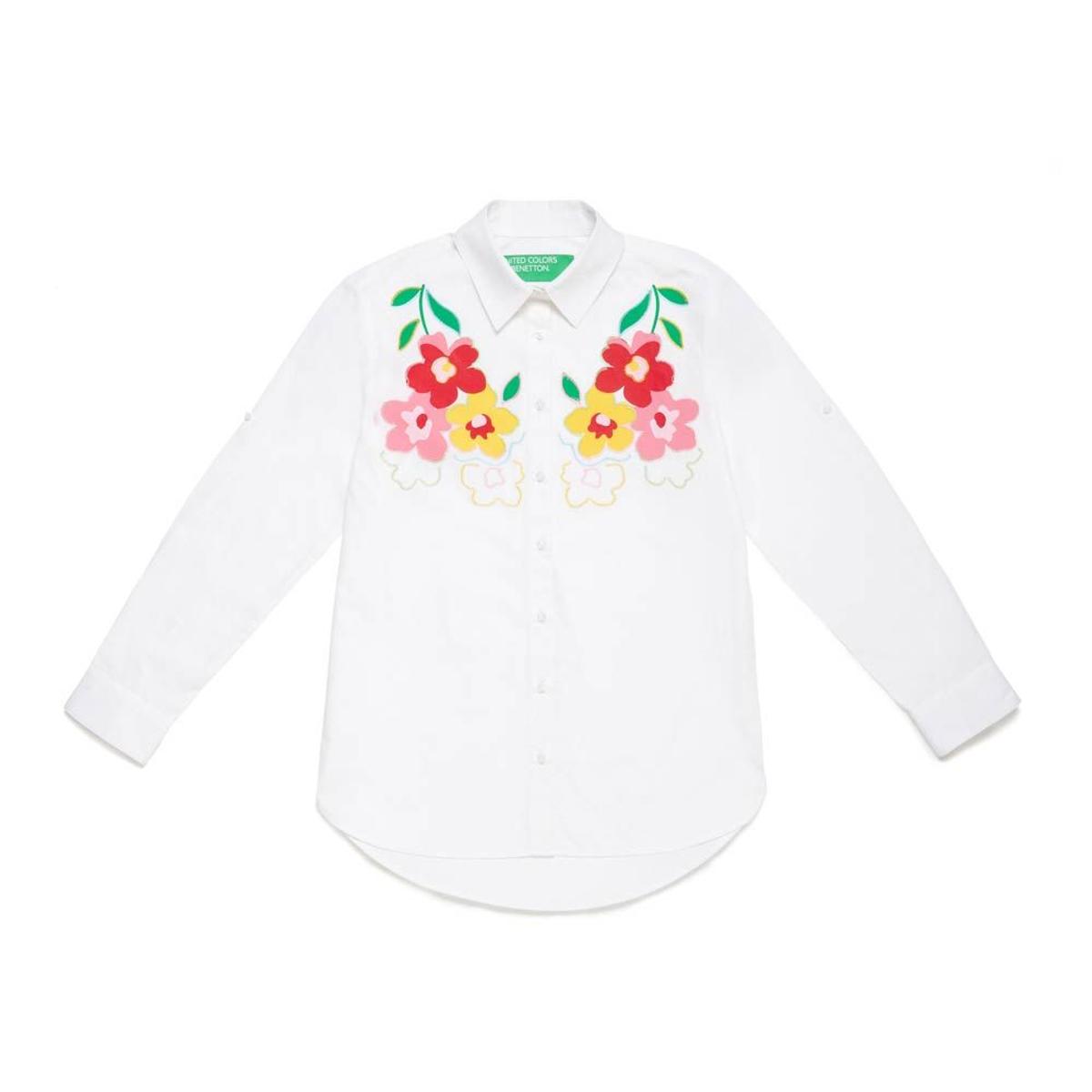Camisa con flores en el pecho de Benetton. (Precio: 49,95 euros)