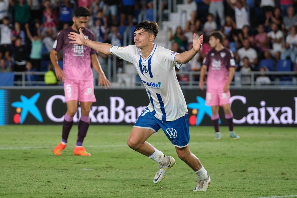 Teto celebra, frente al Málaga en septiembre de 2022, su primer gol con la camiseta del CD Tenerife.