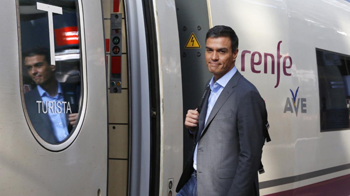 El líder del PSOE abans de pujar a l’AVE, en classe turista, a l’estació d’Atocha