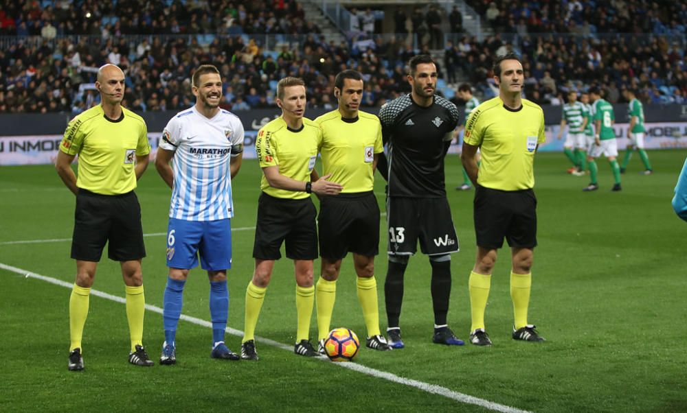 Las imágenes del derbi andaluz en La Rosaleda, que estuvo precedido de un minuto de silencio en memoria de Pablo Ráez. Sobre el césped, el conjunto bético remontó un choque en el que el Málaga CF no estuvo bien.