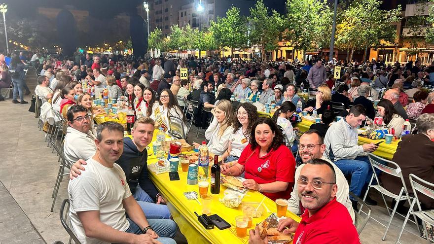 El macro sopar de veïns de Vila-real bat el seu rècord anterior i suma 2.800 participants