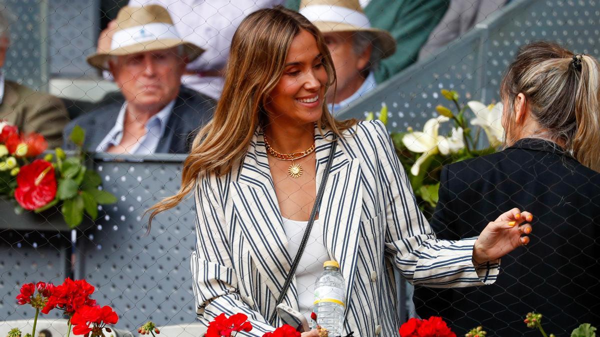 María Pombo con traje de rayas en el Open de Madrid