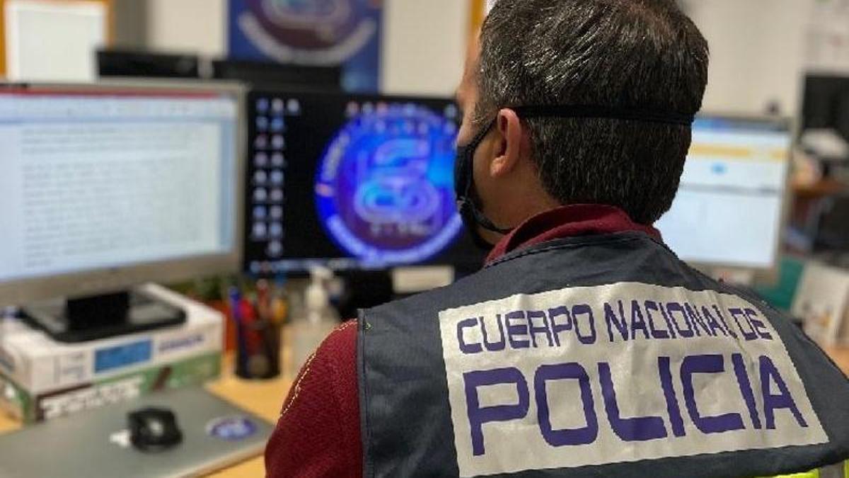 Agentes de la Policía Nacional dedicadas a los delitos cibernéticos.