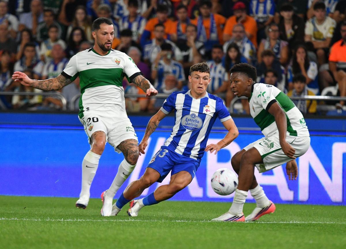 El regreso a Primera tras ocho años se salda con un empate ante un Elche con más peso. El golazo de Aubameyang y las paradas de Román no bastan y muestran la exigencia de la élite. El regreso a Primera tras ocho años se salda con un empate ante un Elche con más peso. El golazo de Aubameyang y las paradas de Román no bastan y muestran la exigencia de la élite.