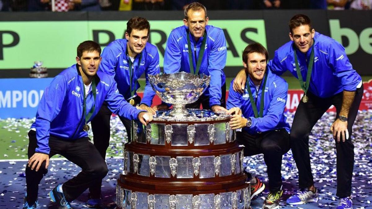 El equipo argentina de Copa Davis, con el trofeo de campeones del 2016.