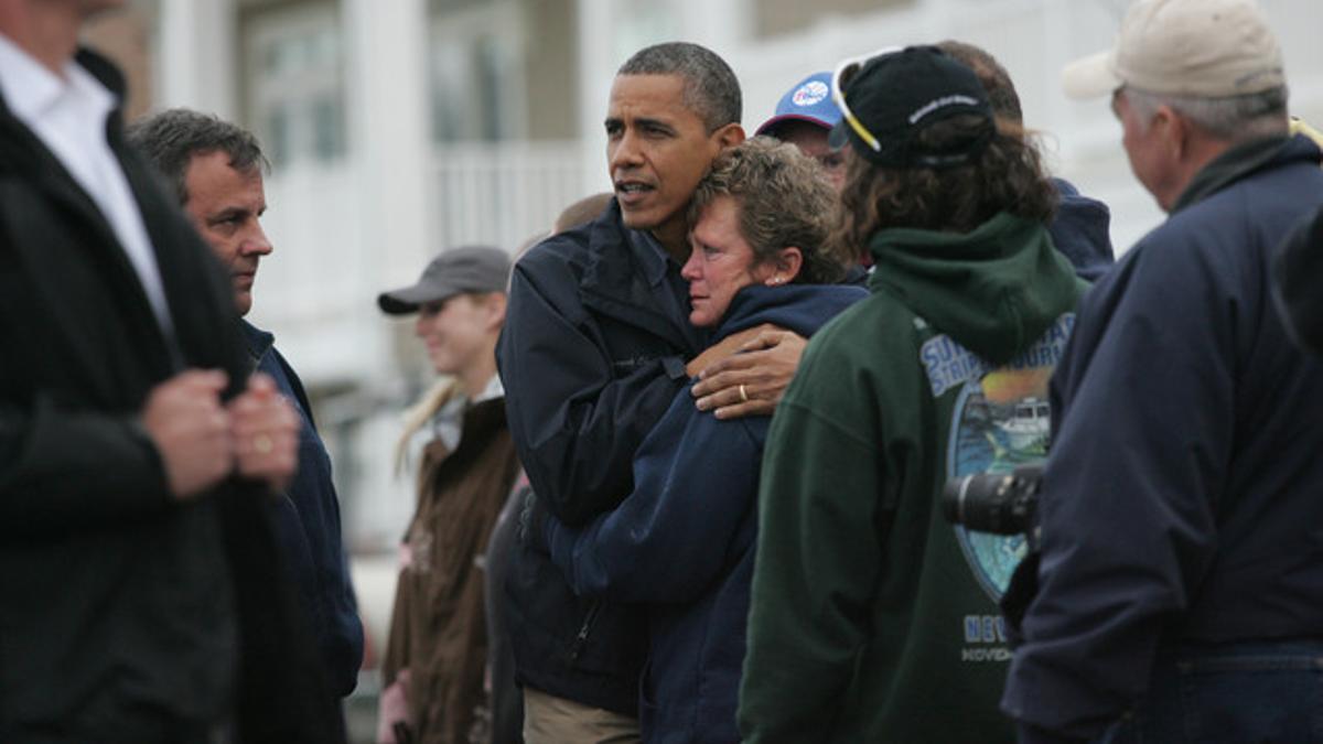 Obama abraza a una mujer, durante un encuentro con afectados por el huracán 'Sandy', el pasado 31 de octubre en Brigantine (New Jersey).