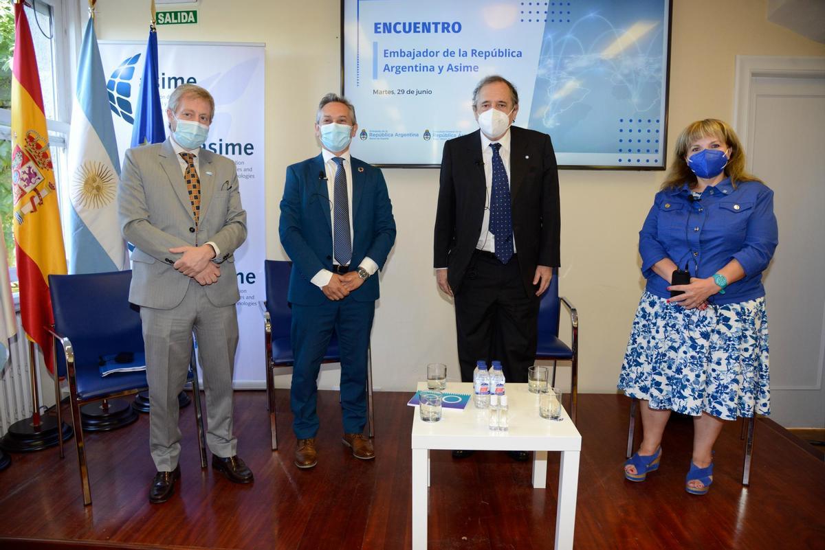 Por la izquierda, Javier Cebrelli, Enrique Mallón, Ricardo Luís Alfonsín y Silvina Montenegro en la sede de Asime en Vigo. Foto: Asime