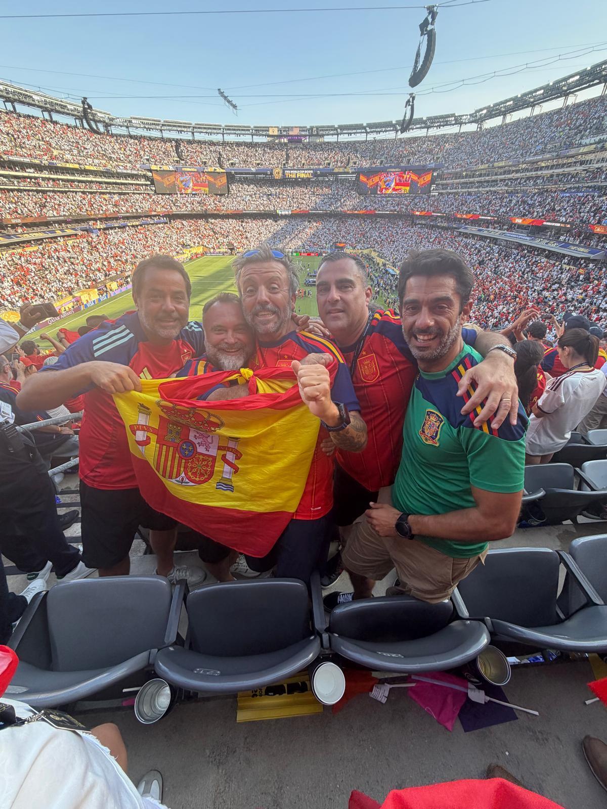 Fernando Puig, Emilio Gálvez, Julio Paulo, Fernando Roca y Álex Cabezas, aficionados castellonenses en la final del Mundial 2026.