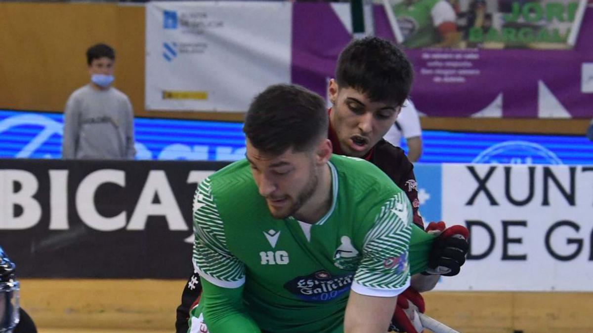 Álex Rodríguez, defendido por un jugador del Noia. |  // V. ECHAVE