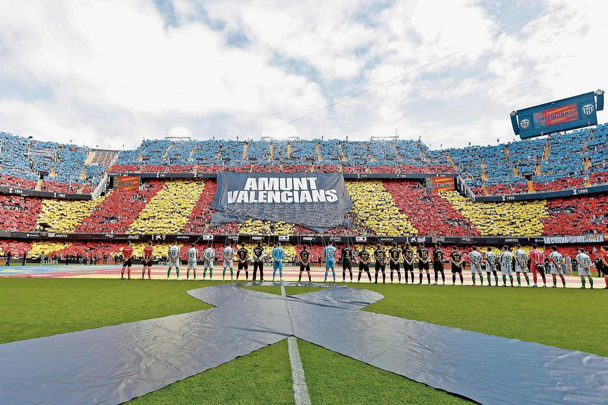 Mosaico con la señera en Mestalla, en homenaje tras la dana.