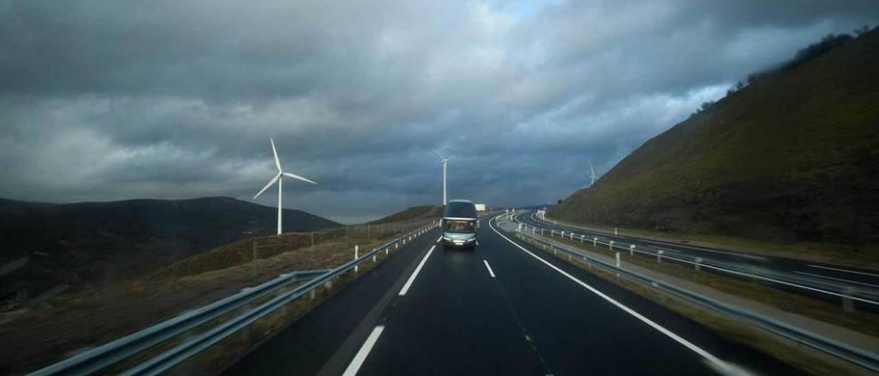 Un autobús, circulando por la zona en la que se concentran los problemas con la niebla.