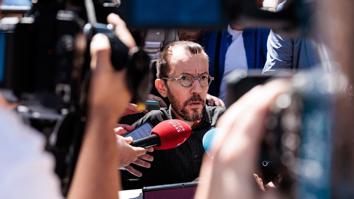 El exdiputado de Podemos Pablo Echenique atiende a los medios de comunicación a su llegada a declarar a los juzgados de Plaza de Castilla