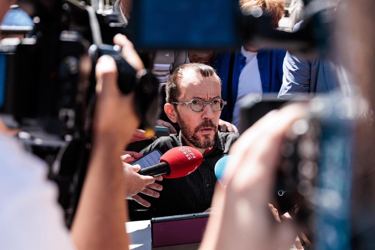 El exdiputado de Podemos Pablo Echenique atiende a los medios de comunicación a su llegada a declarar a los juzgados de Plaza de Castilla