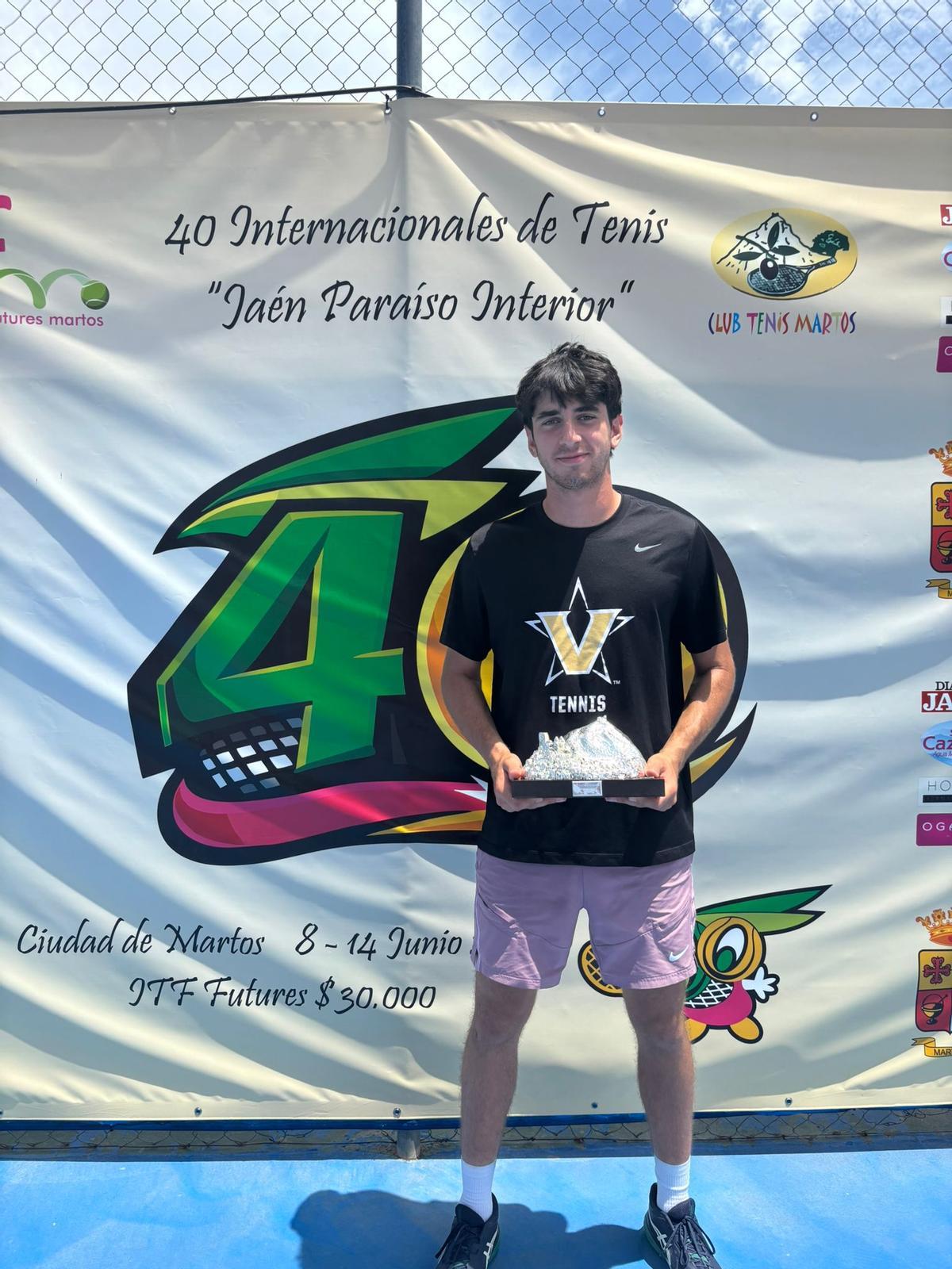Pablo Martínez, con el trofeo de Martos