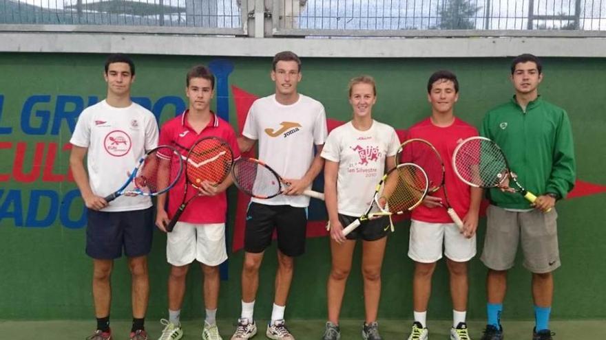 Carreño, tercero por la izquierda, con varios tenistas del Grupo. rgcc