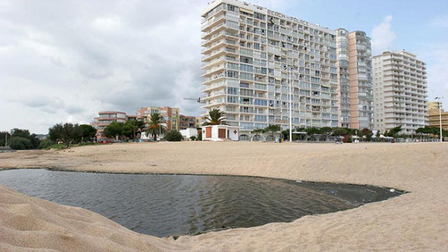 L&#039;edifici Beach Palace, on residia la parella i van tenir lloc els fet.