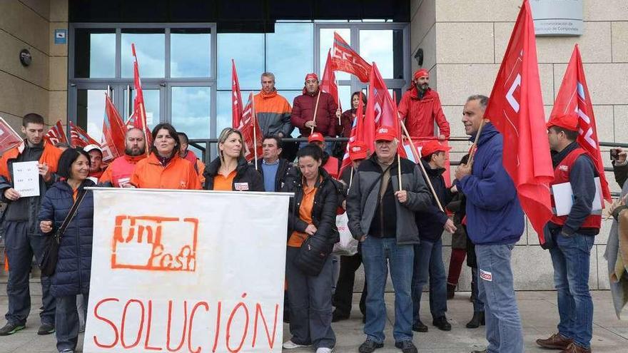 La plantilla de Unipost se moviliza ante Hacienda para evitar el cierre