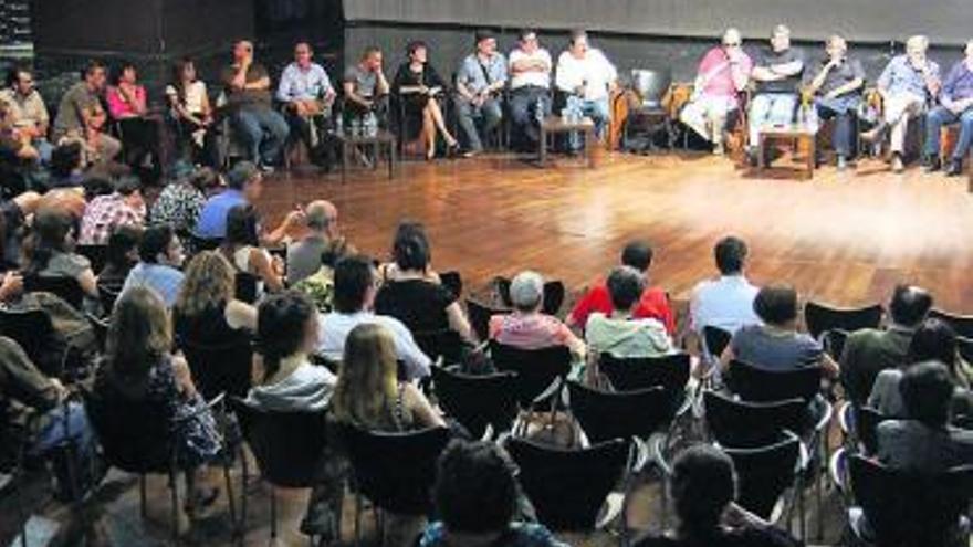 La mesa redonda celebrada ayer en Madrid con los autores. / modem press