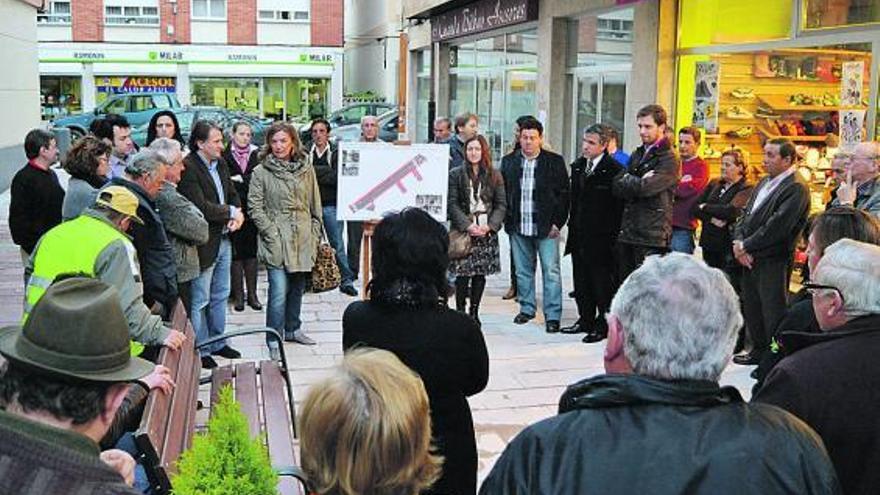 Las autoridades municipales explican el proyecto de la travesía a los vecinos de Posada.