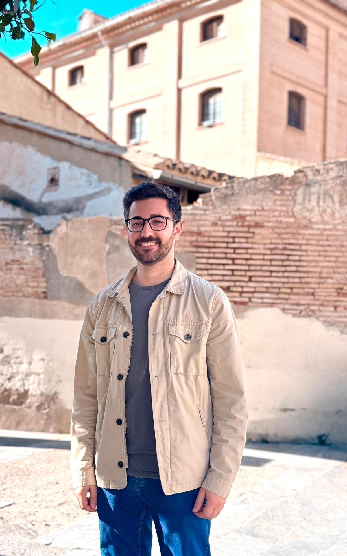 El diputado suecano Benjamín Mompó frente al conjunto patrimonial de los Molins de la Vila.